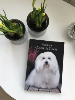 Hvalpebøger|Bøger Om Hunde^Cotonshoppen Bogen om Coton de Tuléar | Christina Bæk Møller
